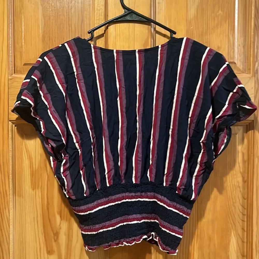 Abercrombie & fitch vneck striped smocked waist top size medium. - Image 4