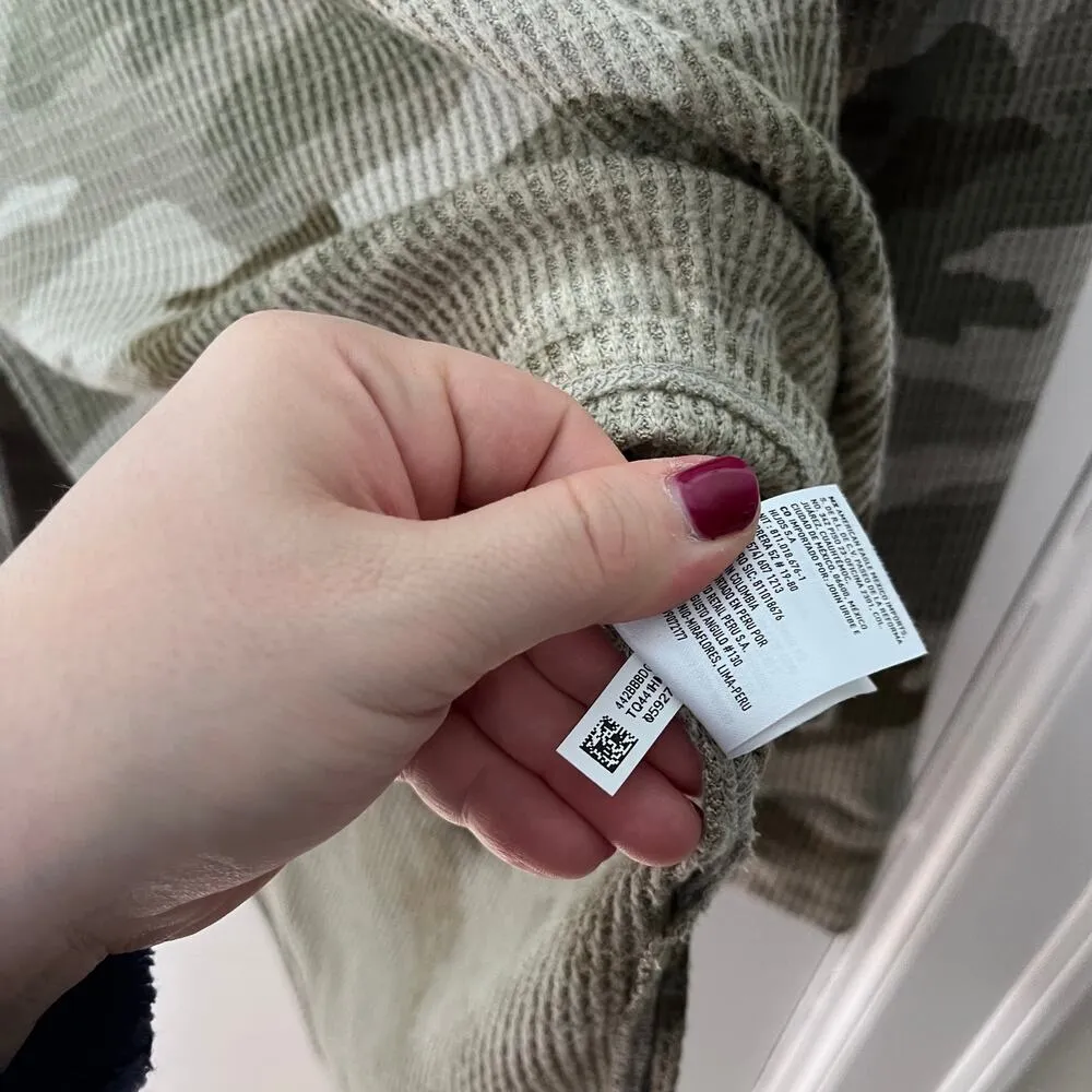 American Eagle Waffle Knit Camouflage V-neck Oversized Long Sleeve Shirt XS - Image 6