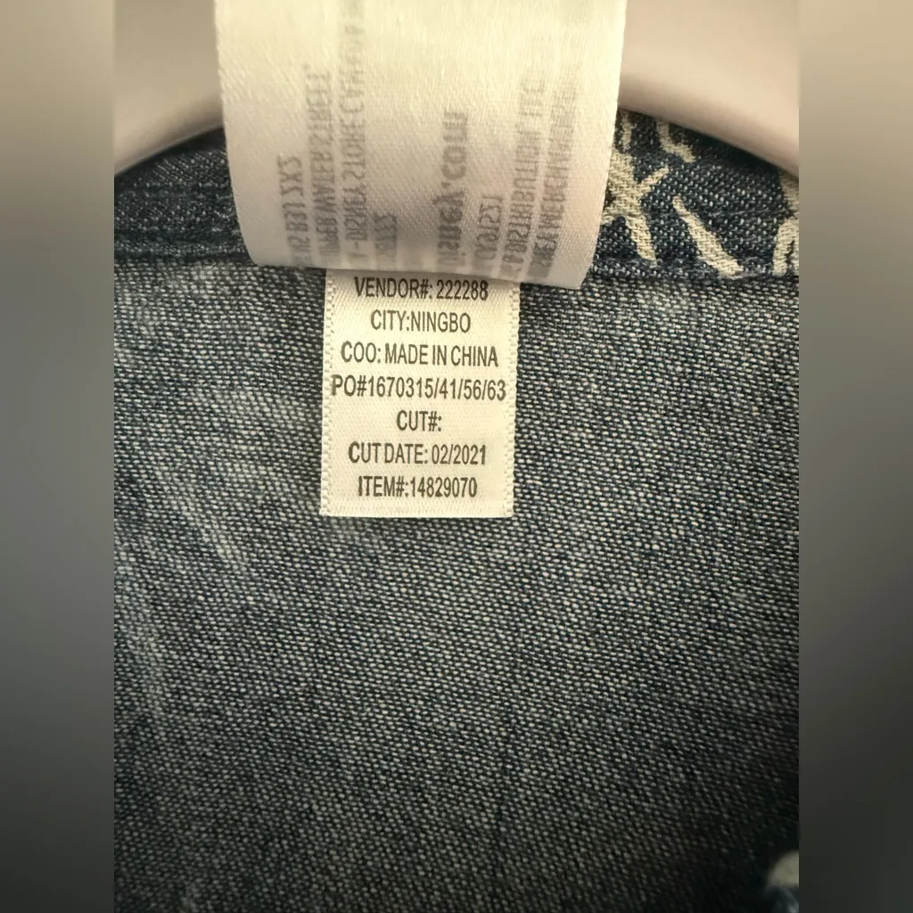 Disney Shirt Womens M Denim Blue Button Up Chambray AOP Graffiti Cruella De Vil - Image 11