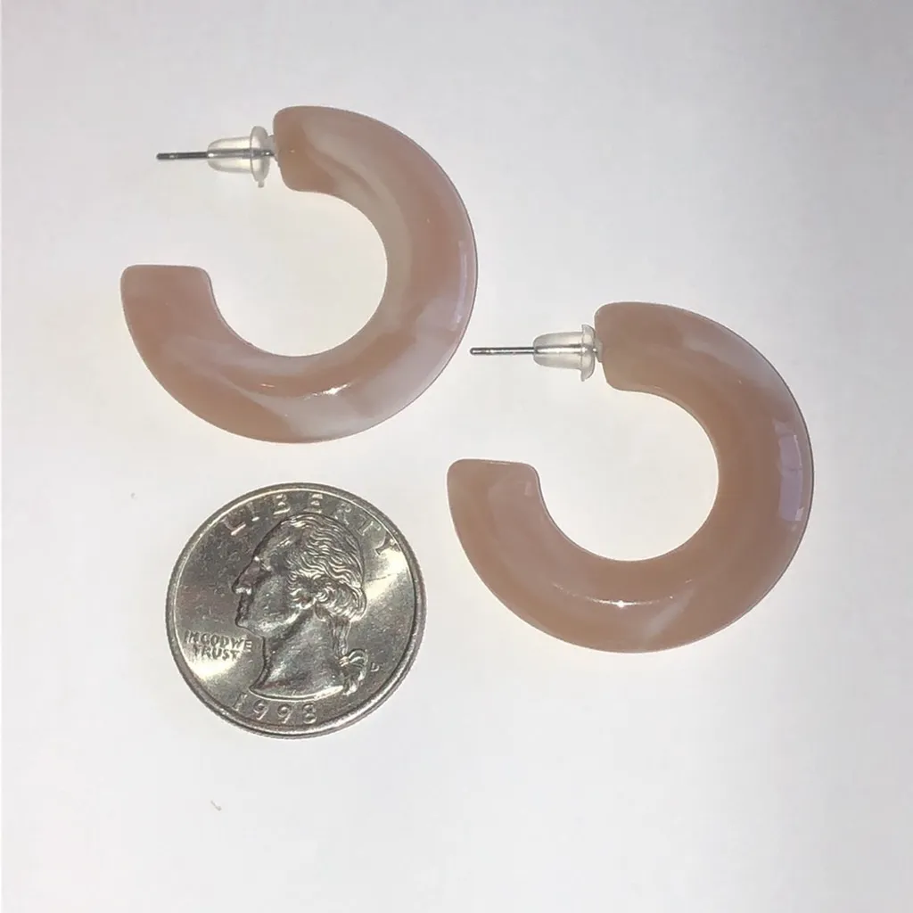 Tan Swirl Chunky Lucite Retro Boho Hoop Earrings - Image 3