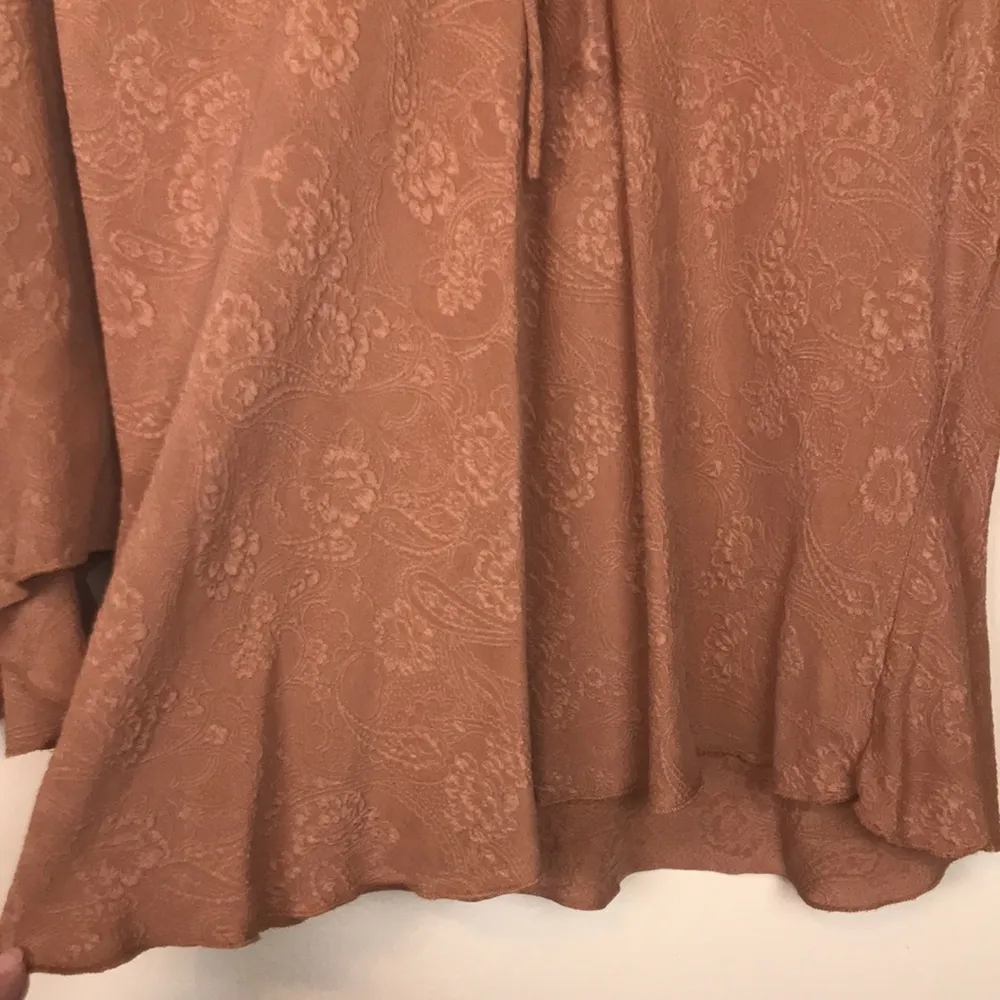 Anne Carson Women’s Silk Floral Paisley Textured  Tie Neck Flare Sleeve Blouse - Image 3