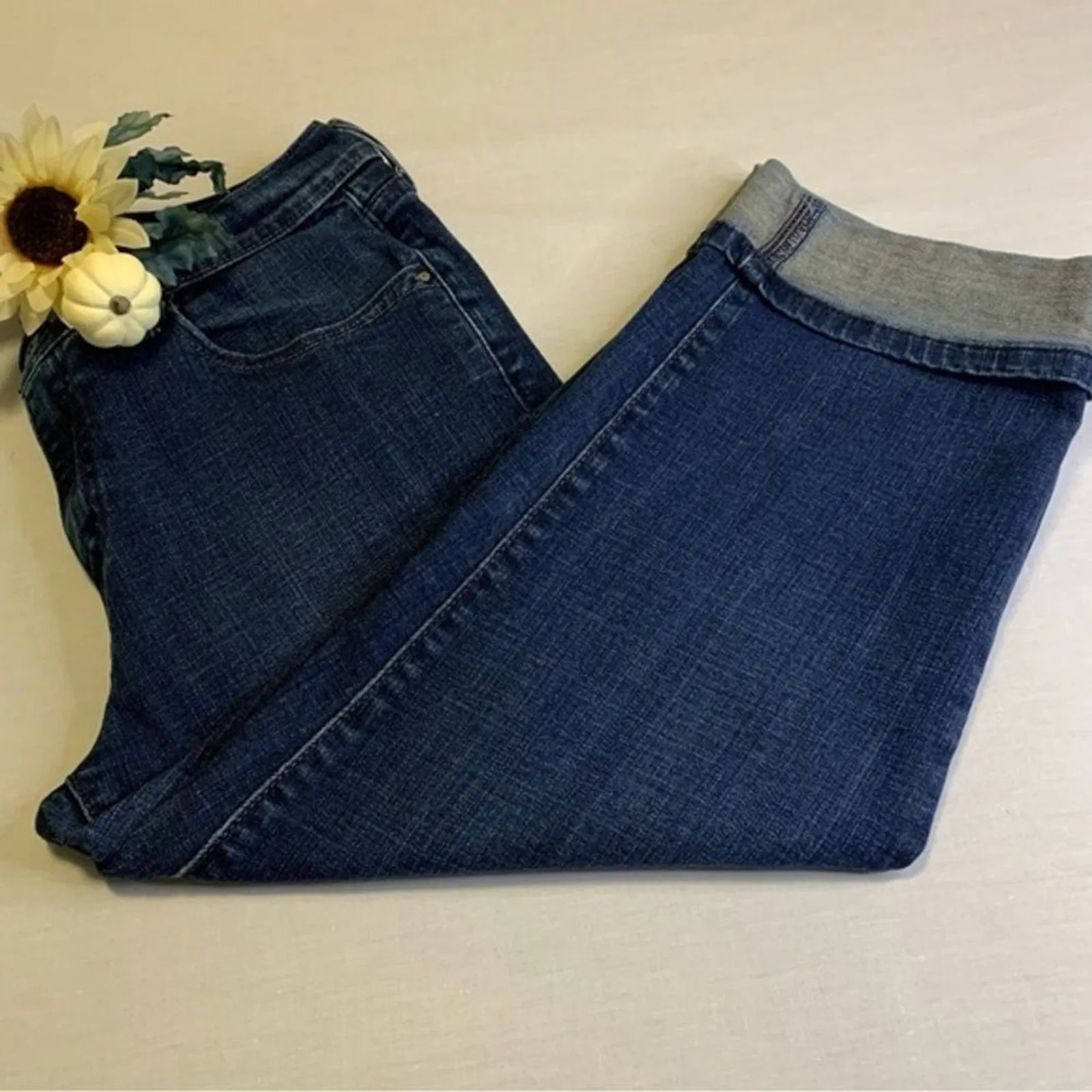 Levi's 515 Women's Med. Wash Mid Rise Cuffed Stretch Capri Denim Jeans, Size 6 # Blue - Image 4