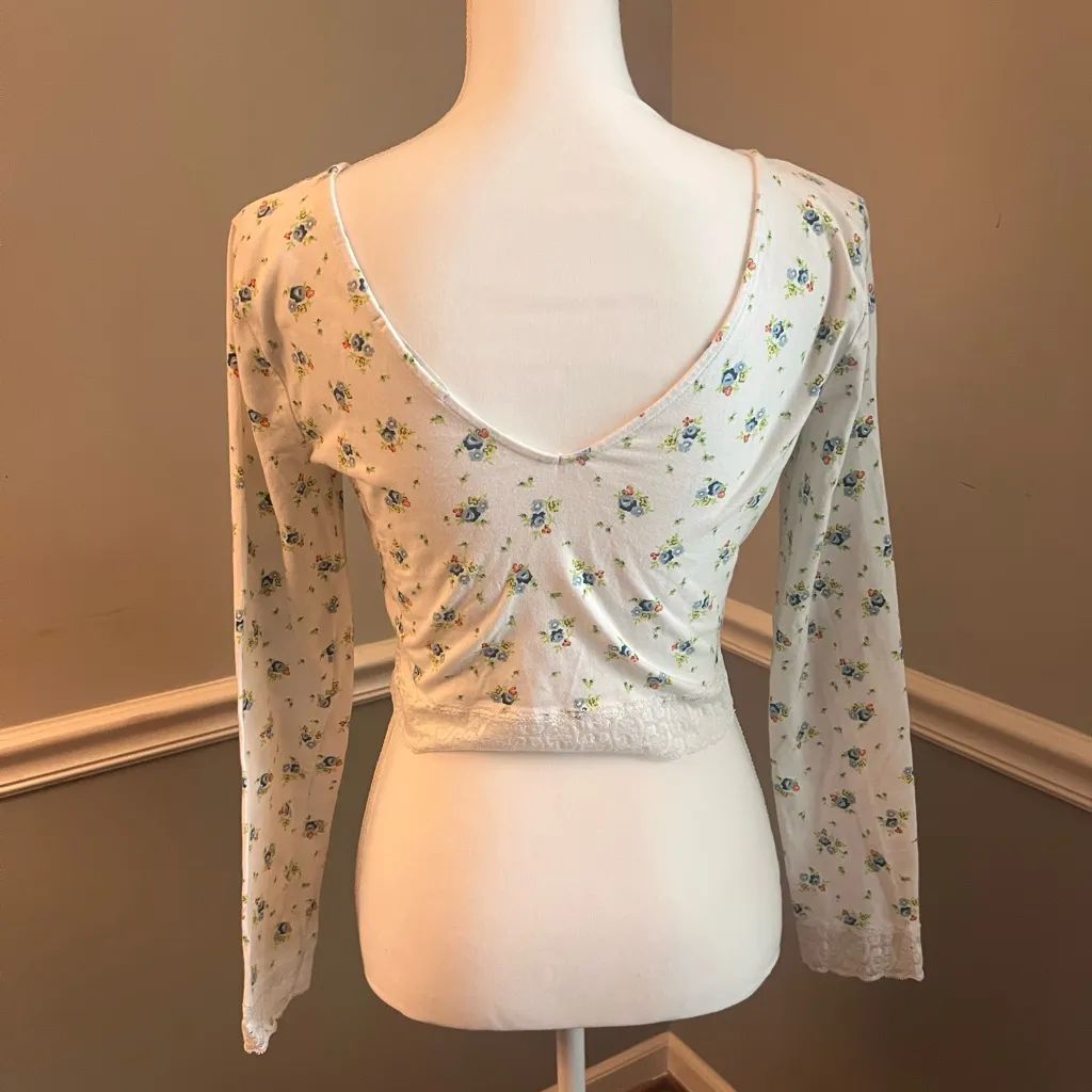 Urban Outfitters Floral Ruched Crop Top with Lace Trim
Size: Large - Image 3