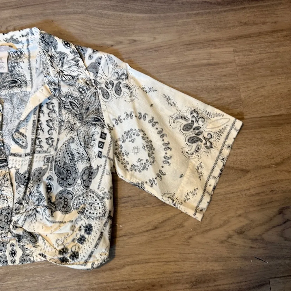 H&M Resort Collared Print Cropped Shirt Size Small - Image 5