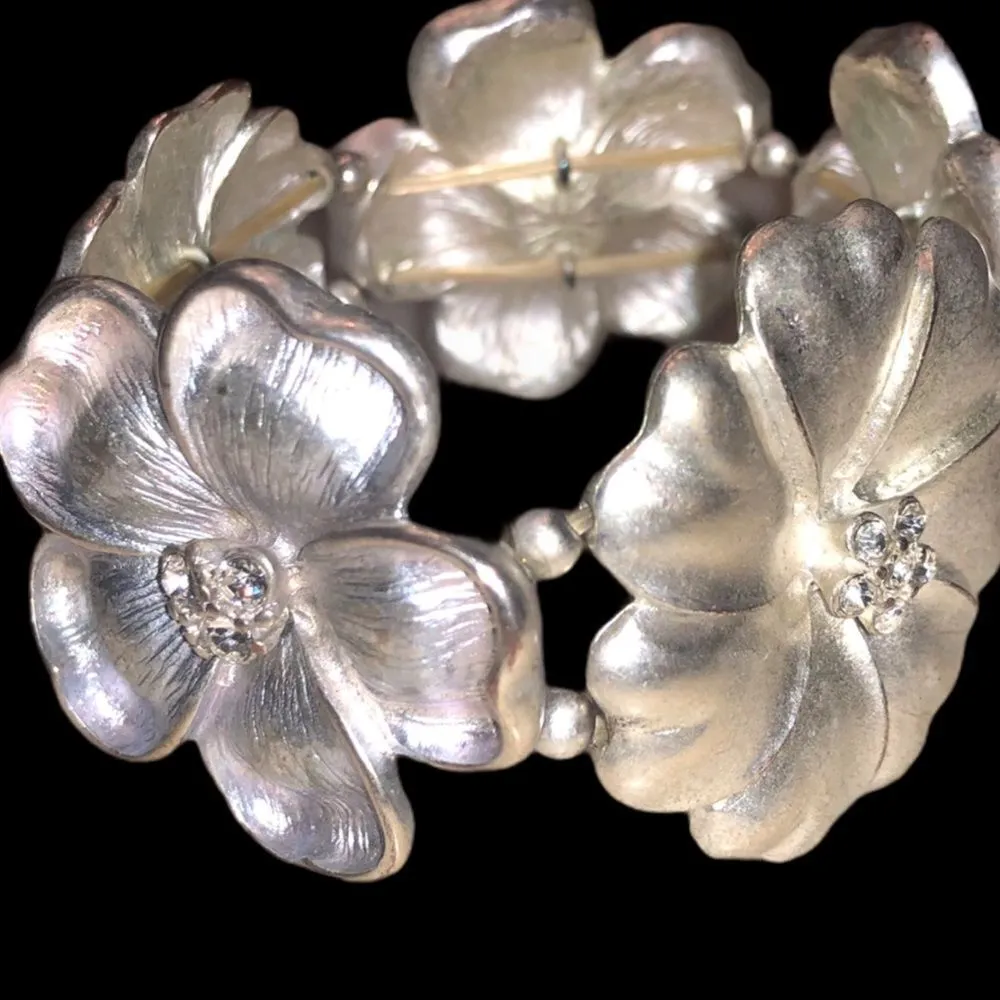 Super cute silver flower stretchy bracelet Silver - Image 5