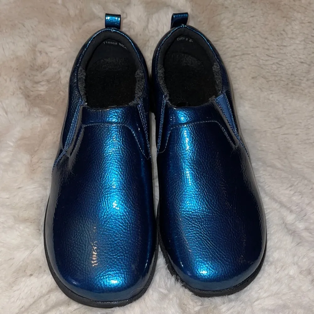NWOT Wanderlust Blue Iridescent Athletic Clogs 8 - Image 3