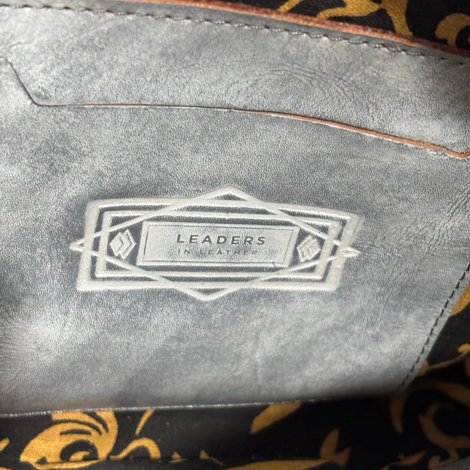 Leaders in Leather Classic Cut Out Whitewash Shoulder Bag Gray - Image 8