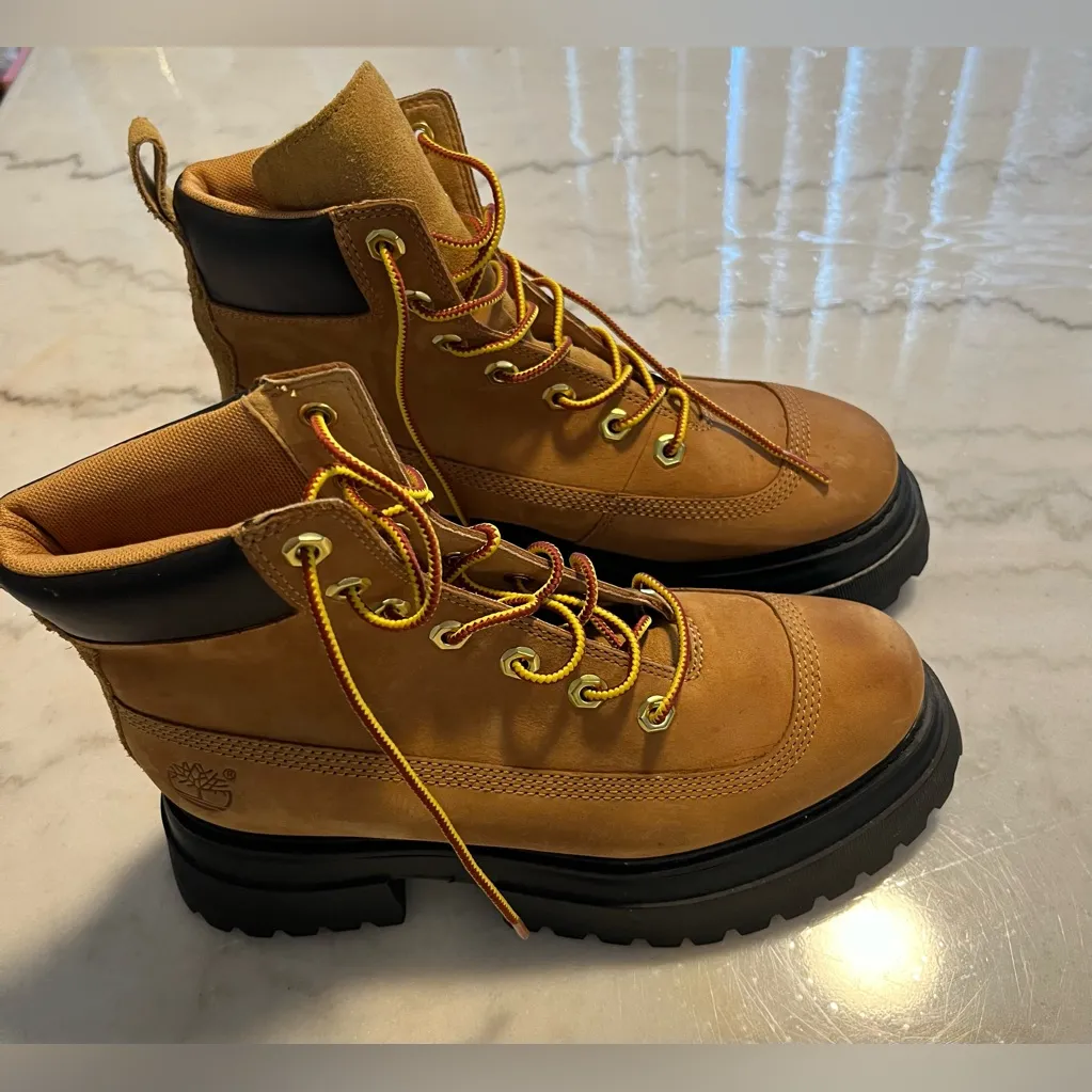 Timberland  6-Inch Lace Up Platform Boot Women's Leather Boots with Black Soles - Image 3