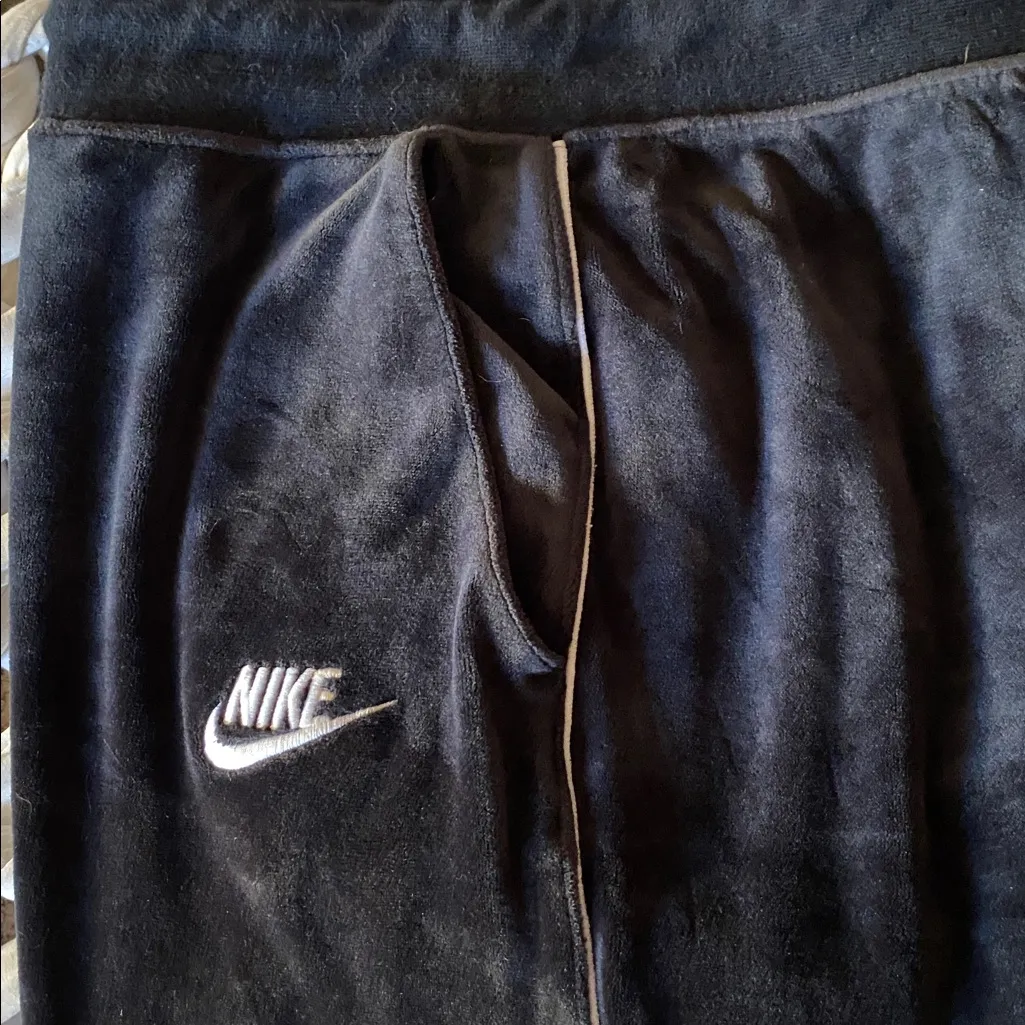 Nike Sportswear Heritage women's velour tracksuit joggers, black & white, Large - Image 5