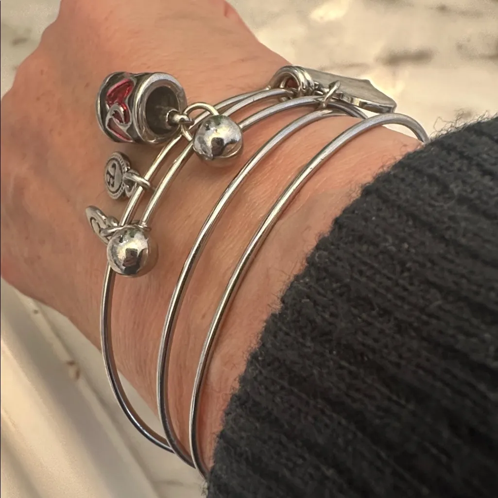 Silver Heart Charm Bangle Set “#1 Mom” no signs of use very cute $65 - Image 6