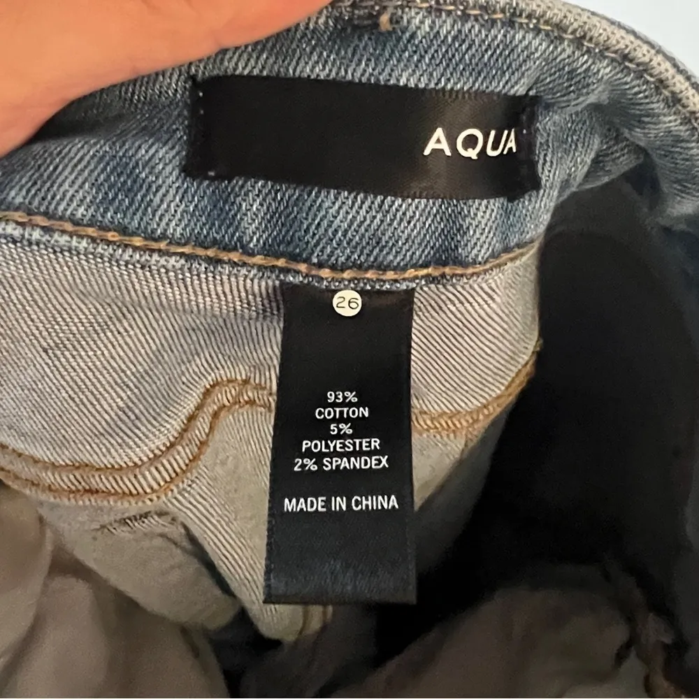 AQUA Women’s Medium Wash Mid Rise Flared Leg Raw Hem Jeans Size 26 - Image 3