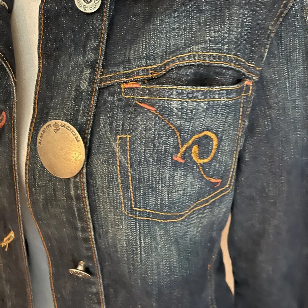 Rocawear Y2K women’s denim jacket with wide 5.5” cuffs & oversized buttons. Sz M - Image 2