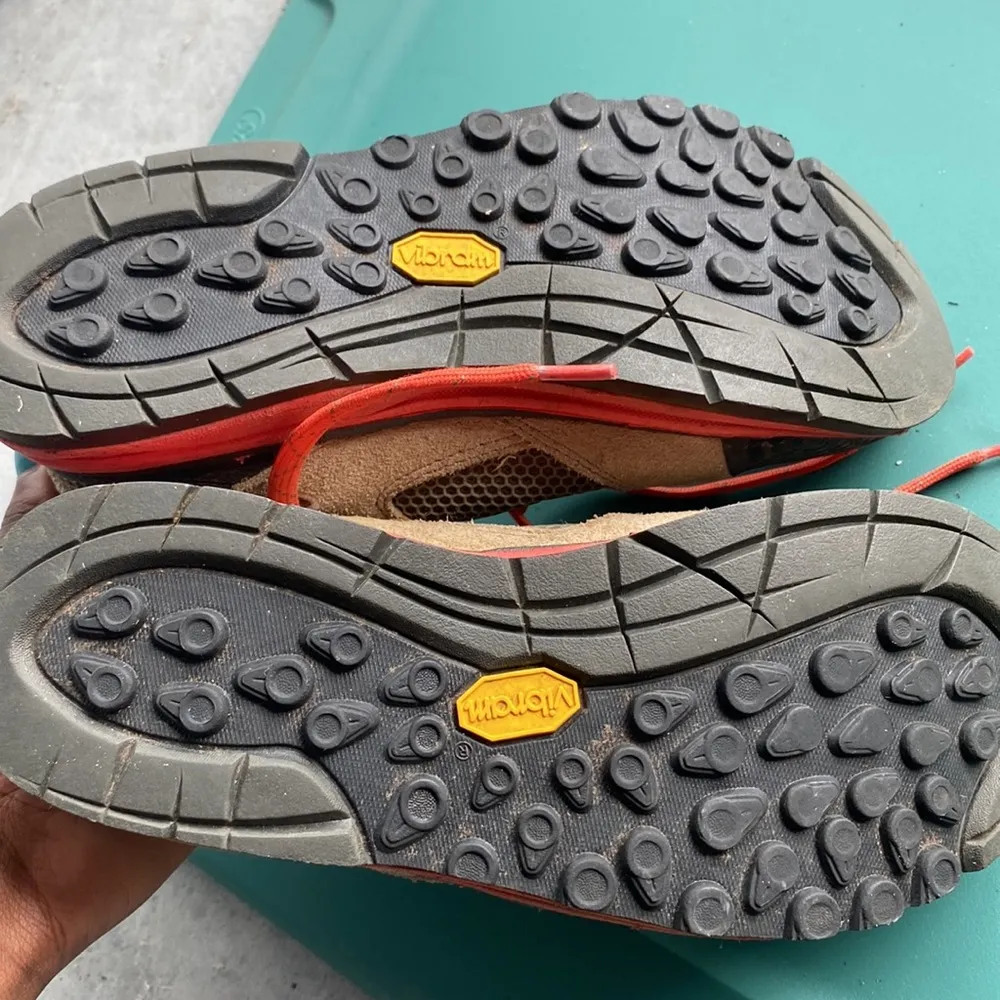 Vasque Shoes SIZE 6.5 - Image 10