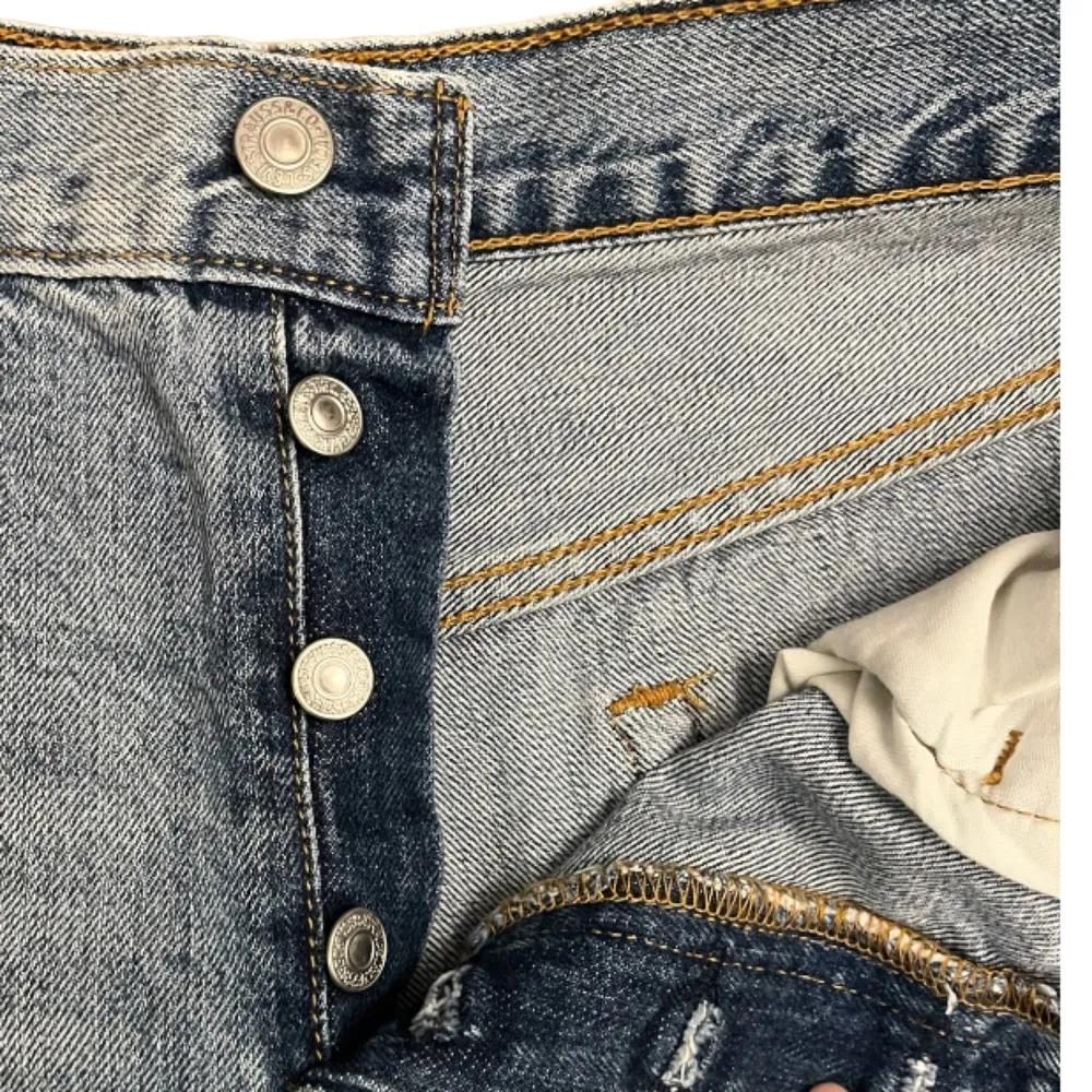 Levi’s 501 shorts size 29 - Image 2