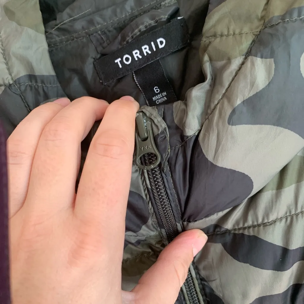 Torrid Camo Trench Coat Jacket Women Size 6 Medium Green Black Winter Puffer - Image 3