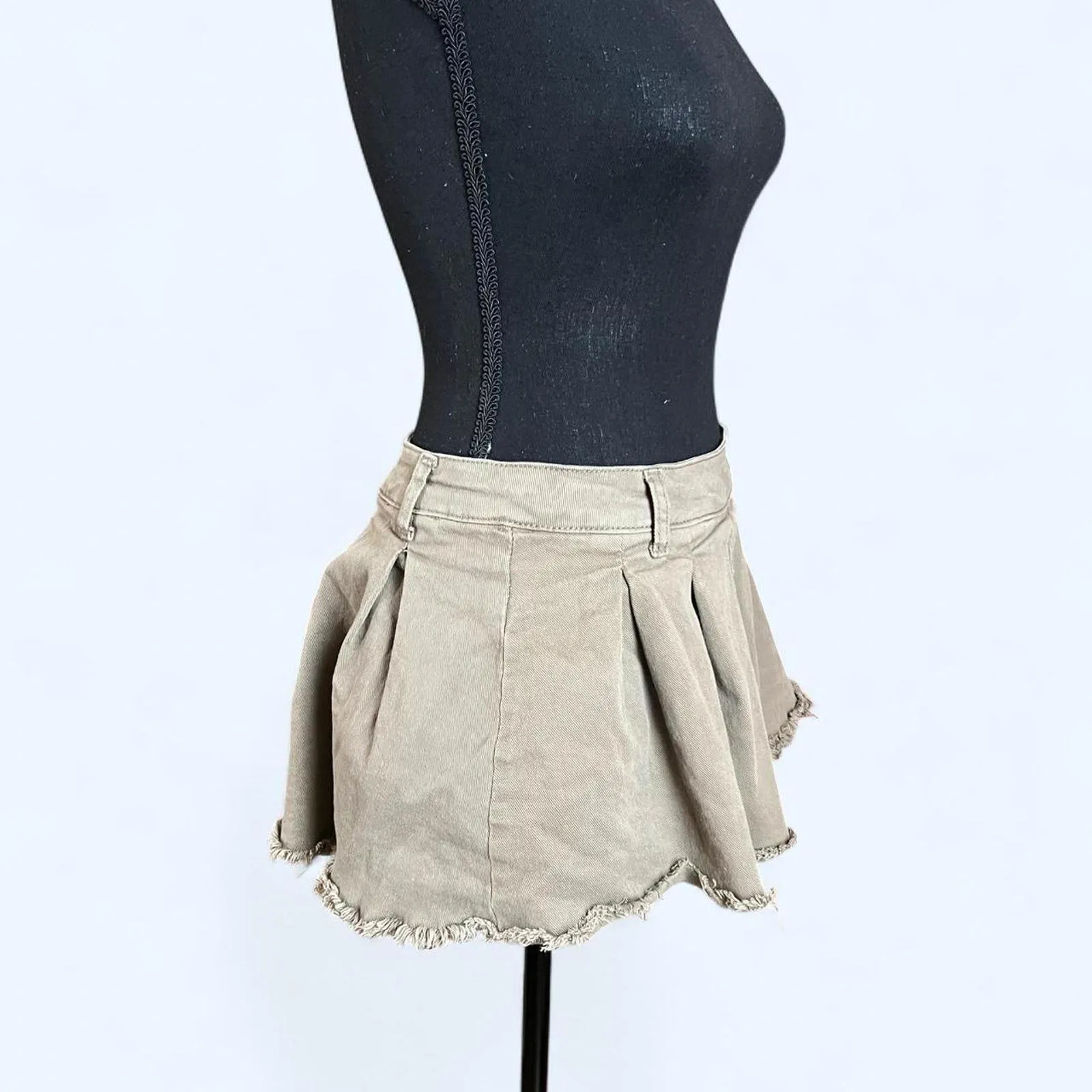 Army green mini skirt with built in shorts 27 inch waist Size undefined - Image 5
