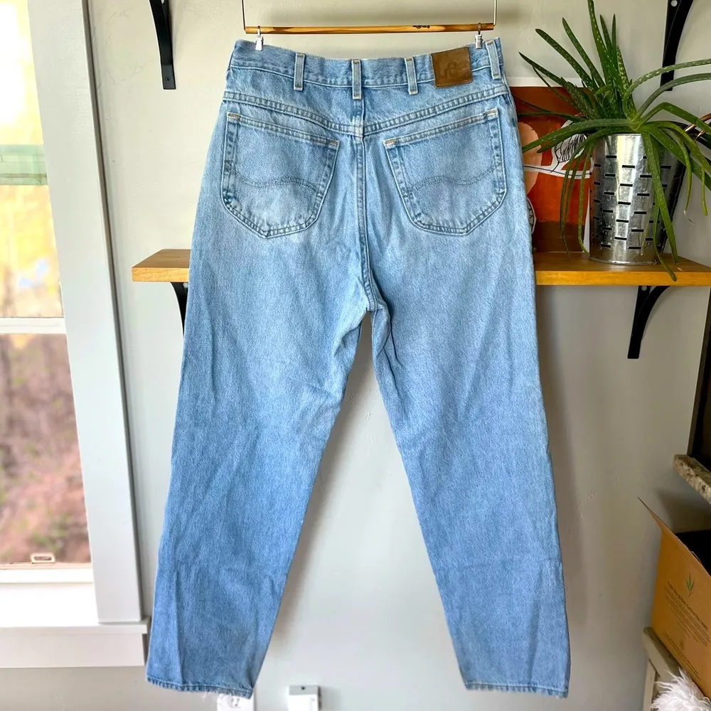 Vintage Lee Light Wash Relaxed Fit High Rise Jeans Waist 17” Size 30 - Image 2