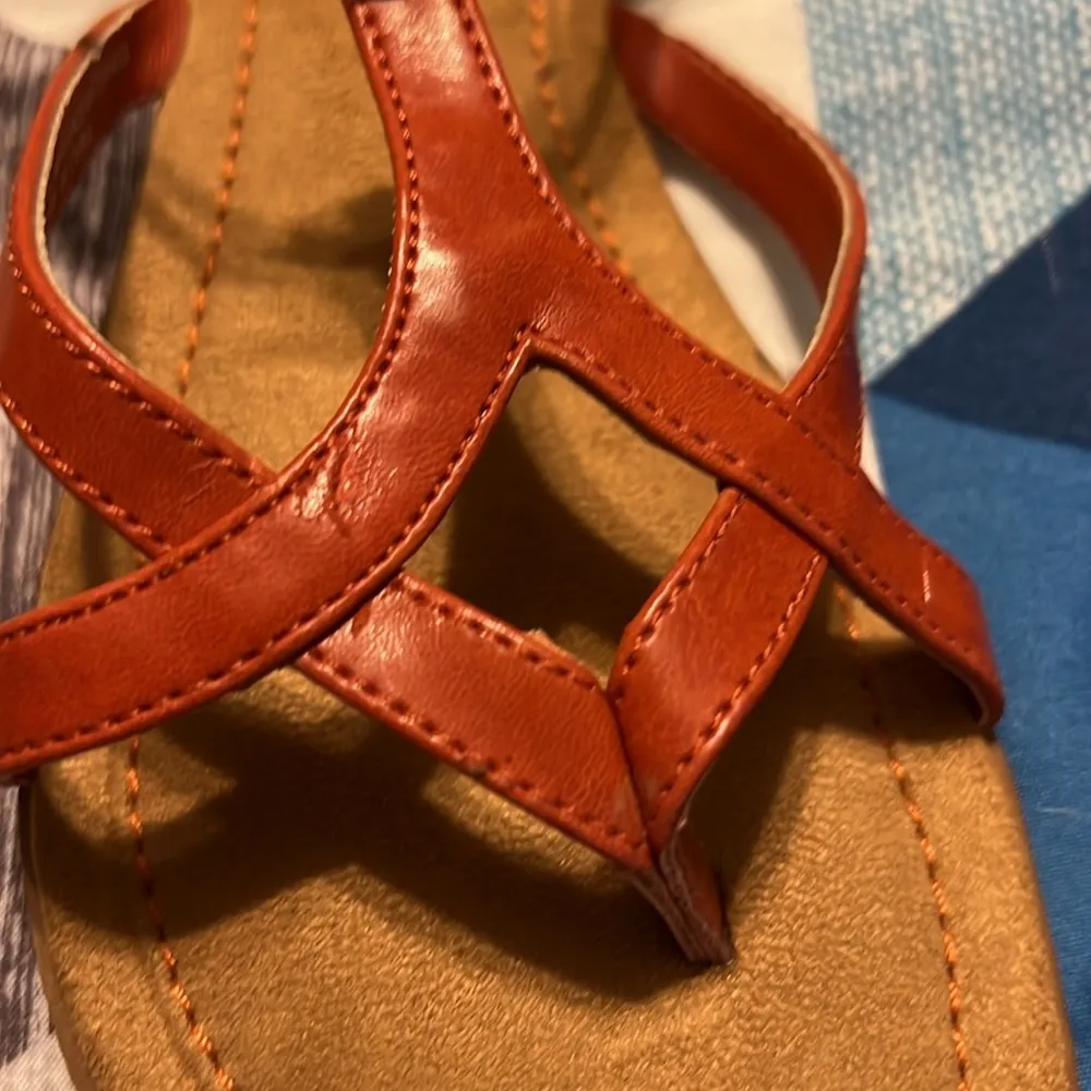 Life Stride Tia Strappy Thong Sandals 7.5 M Buckle closure Faux Leather - Image 9