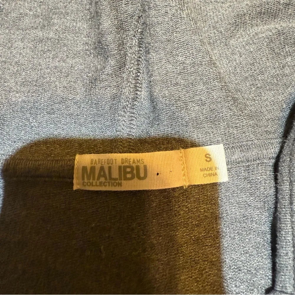 Barefoot Dreams Malibu Collection Hoodie Size Small - Image 2