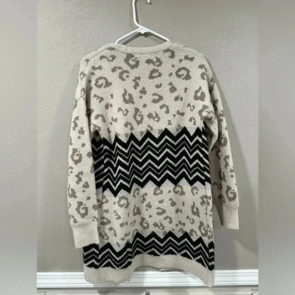 Maurices Cream and Black Patterned Cardigan - Image 3