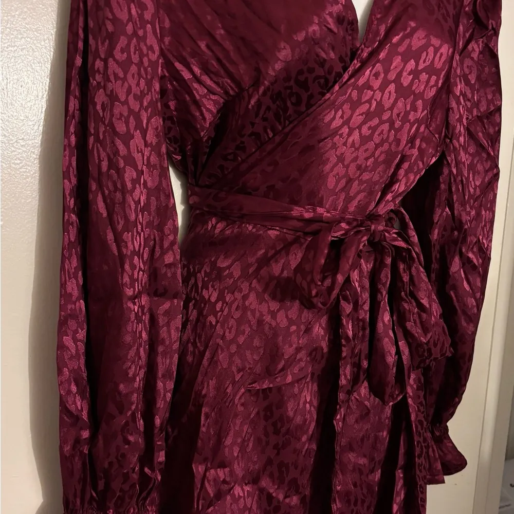 Woman’s Wrap Burgundy Red Satin Leopard animals print long sleeve Dress ~ NWTS - Image 4