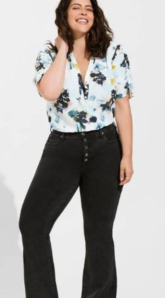 Torrid Harper Georgette Ruched Short Sleeve Blouse in Dream Floral Size 4X/26 - Image 9