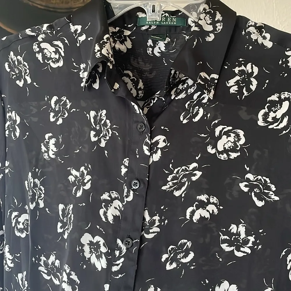Ralph Lauren beautiful silky floral button down blouse Black Size M - Image 4