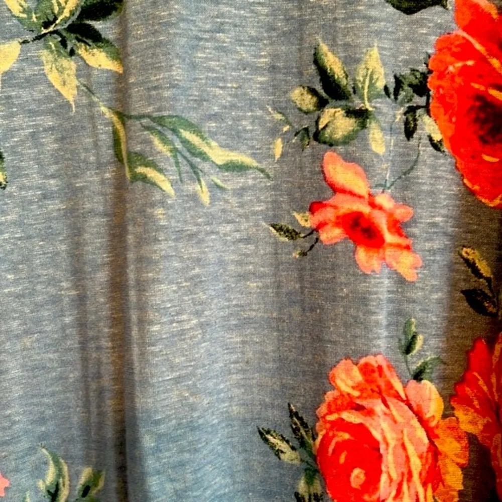 Women’s Super Cute Floral Top with Stretch Size M - Image 4