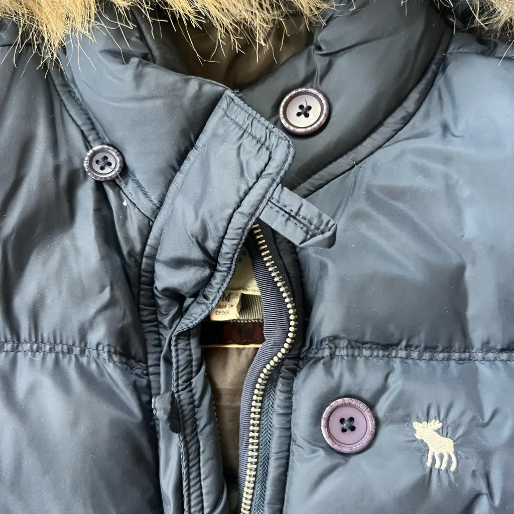 Vtg Y2K 2000 Abercrombie & Fitch Navy cropped puffer Jacket Faux fur hood logo M - Image 7