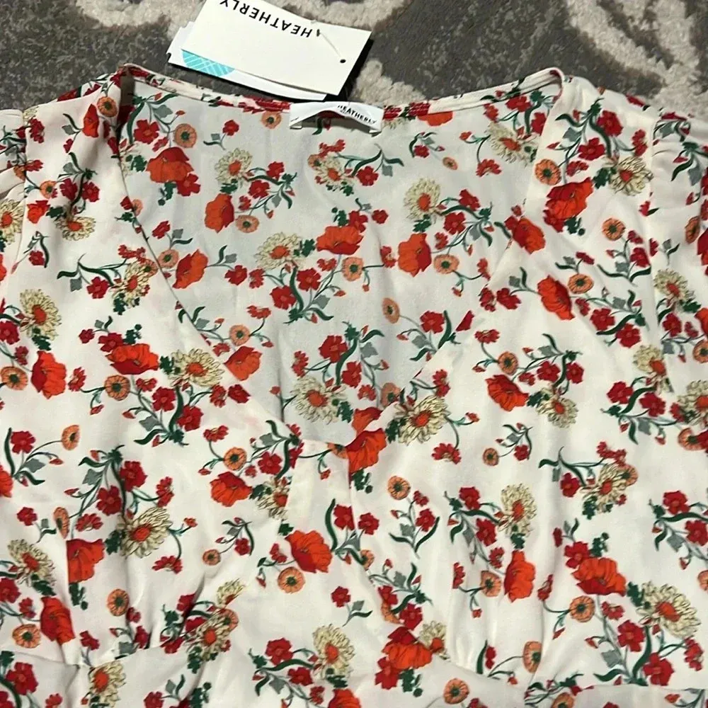 Heatherly blouse. Crop top. Long sleeve. Sheer. Super soft. Dressy or casual. White Size L - Image 2