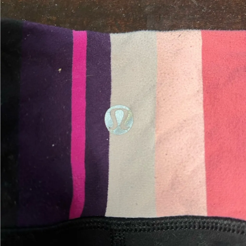 Lululemon women’s black 17” capri leggings size 4 small multi print waist band - Image 4