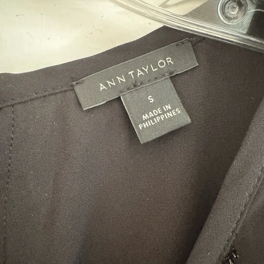 Ann Taylor Women’s Sleeveless Black Top With Velvet Accents Size Med Holiday - Image 4