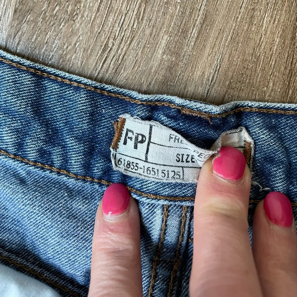 Free People Button Fly Cut Off Distressed Denim Jean Shorts ~ Women’s Sz W 27 - Image 9