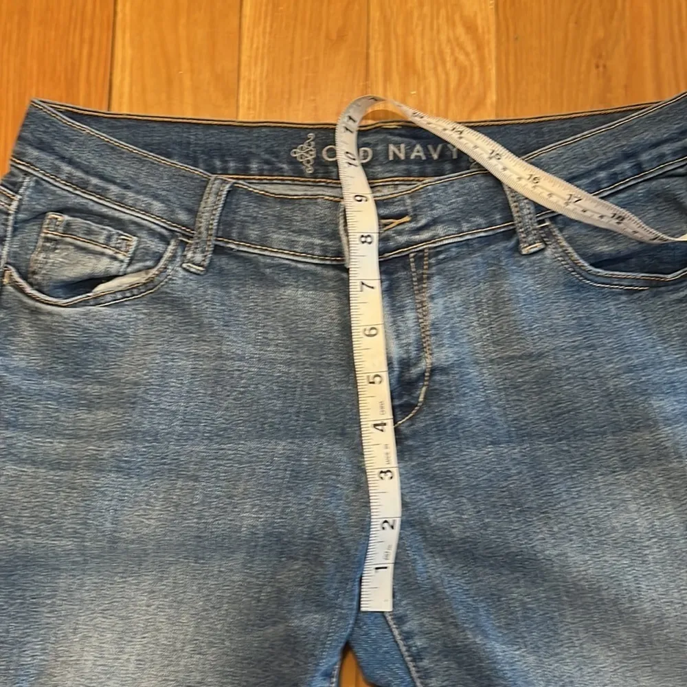 Old navy women’s capris distressed jeans size 6. - Image 6