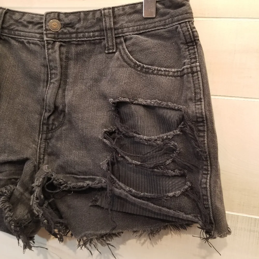 {11/30} Hollister High Rise Boyfriend Short Black Distressed Fringe Raw Hem - Image 4