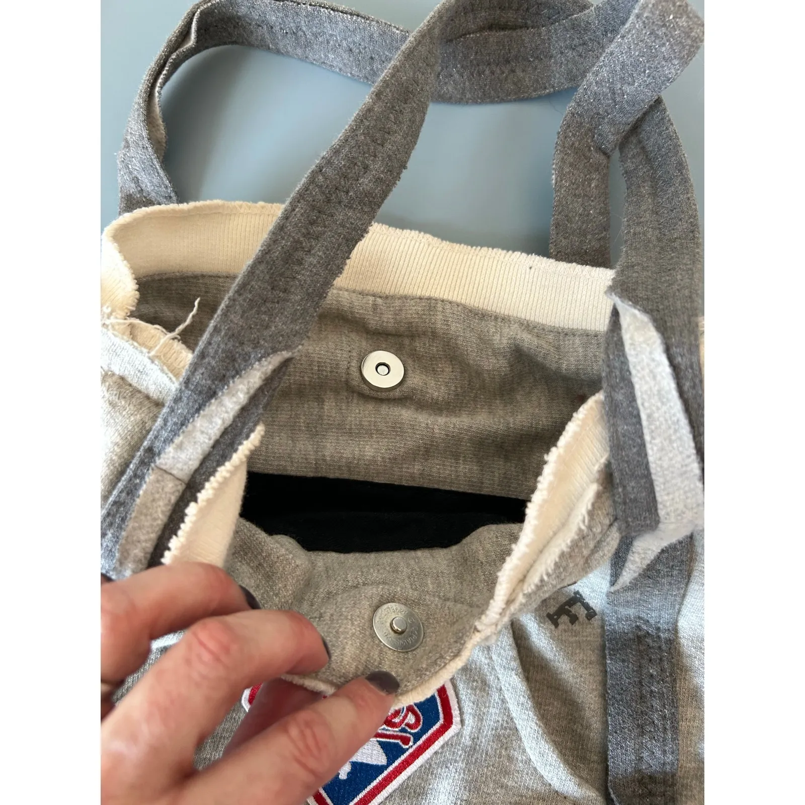 Little Earth Phillies hoodie sweatshirt bag grey - Image 5