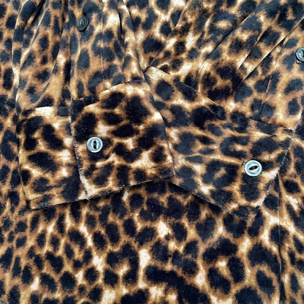 Woman’s cheetah 🐆 print shirt Size XXS - Image 4