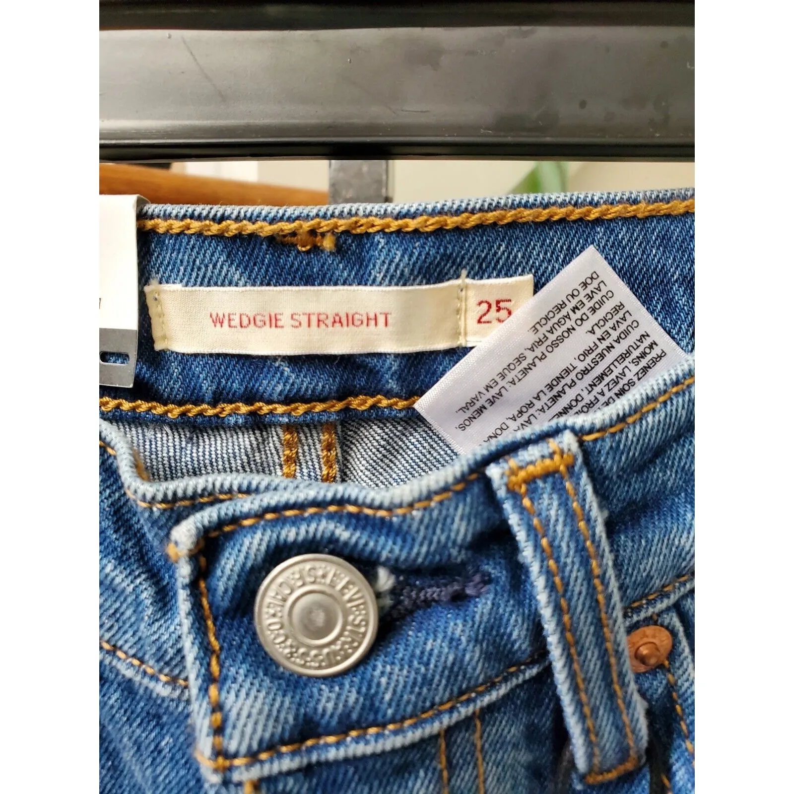 Levi's Women's Blue Denim Cotton Wedgie Straight High Rise Jeans Pant Size 26 - Image 3