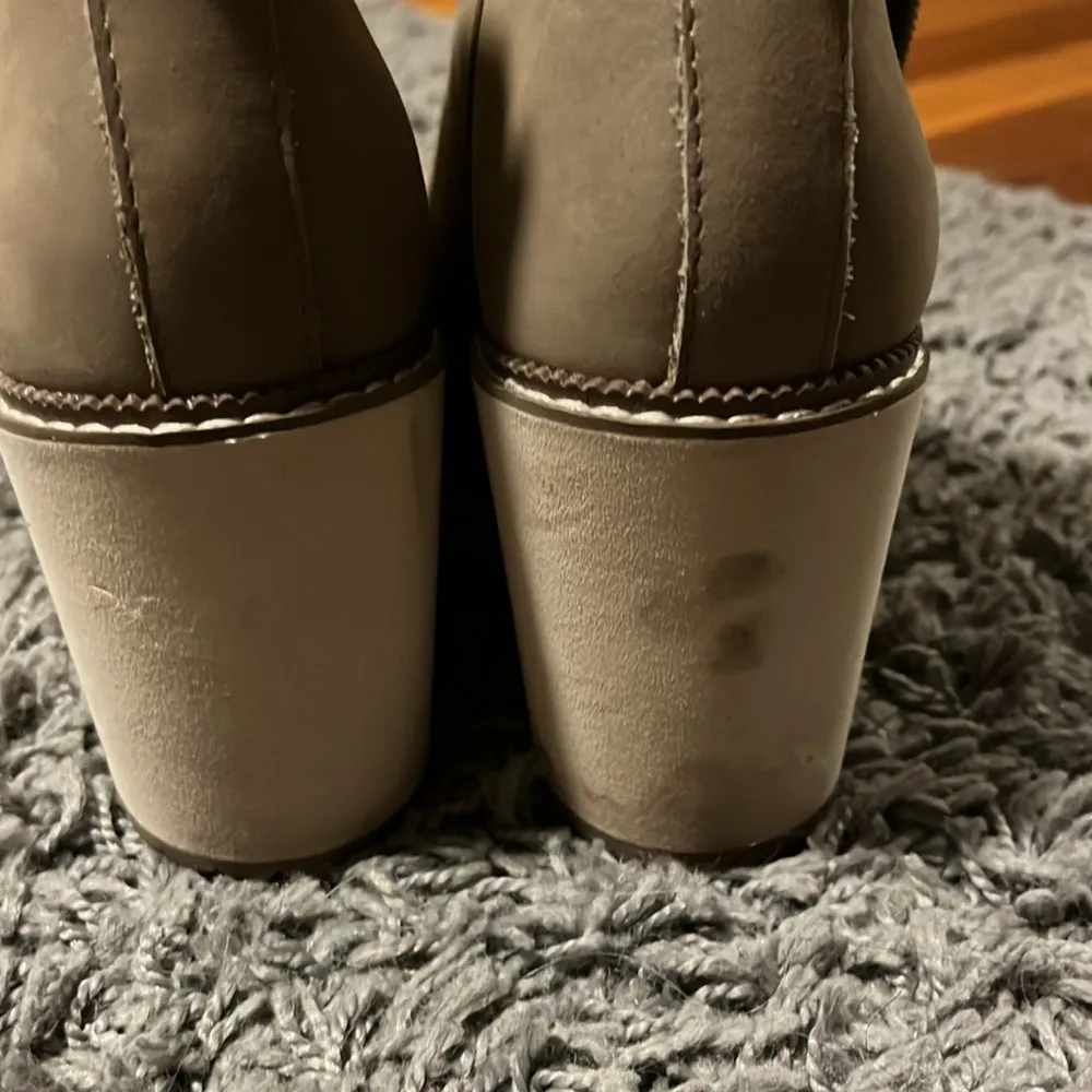 VGC TOMS Taupe Leather Wedge Booties size 8.5 - Image 8