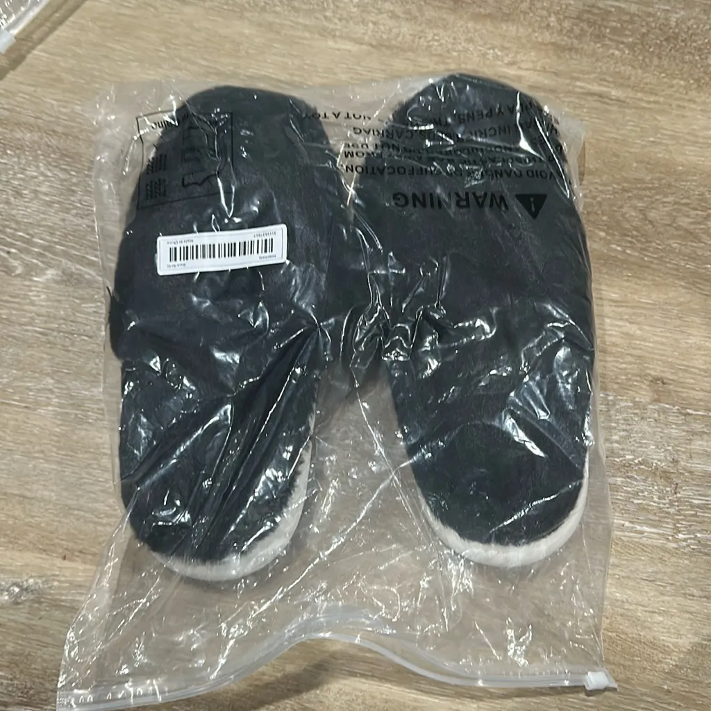 NWT women’s slippers. Size 8. Bought on accident and can’t return. Open toe Black - Image 2
