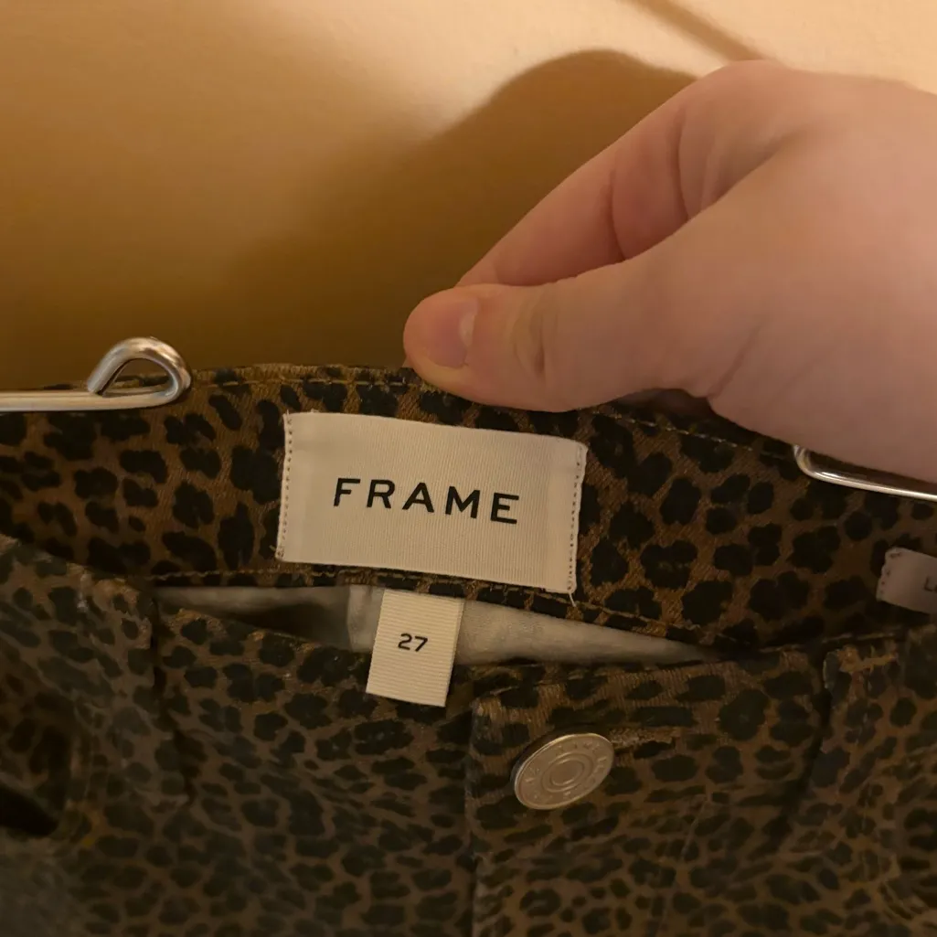 Frame Le Crop Mini Boot Jeans in Coated Leopard - Image 7