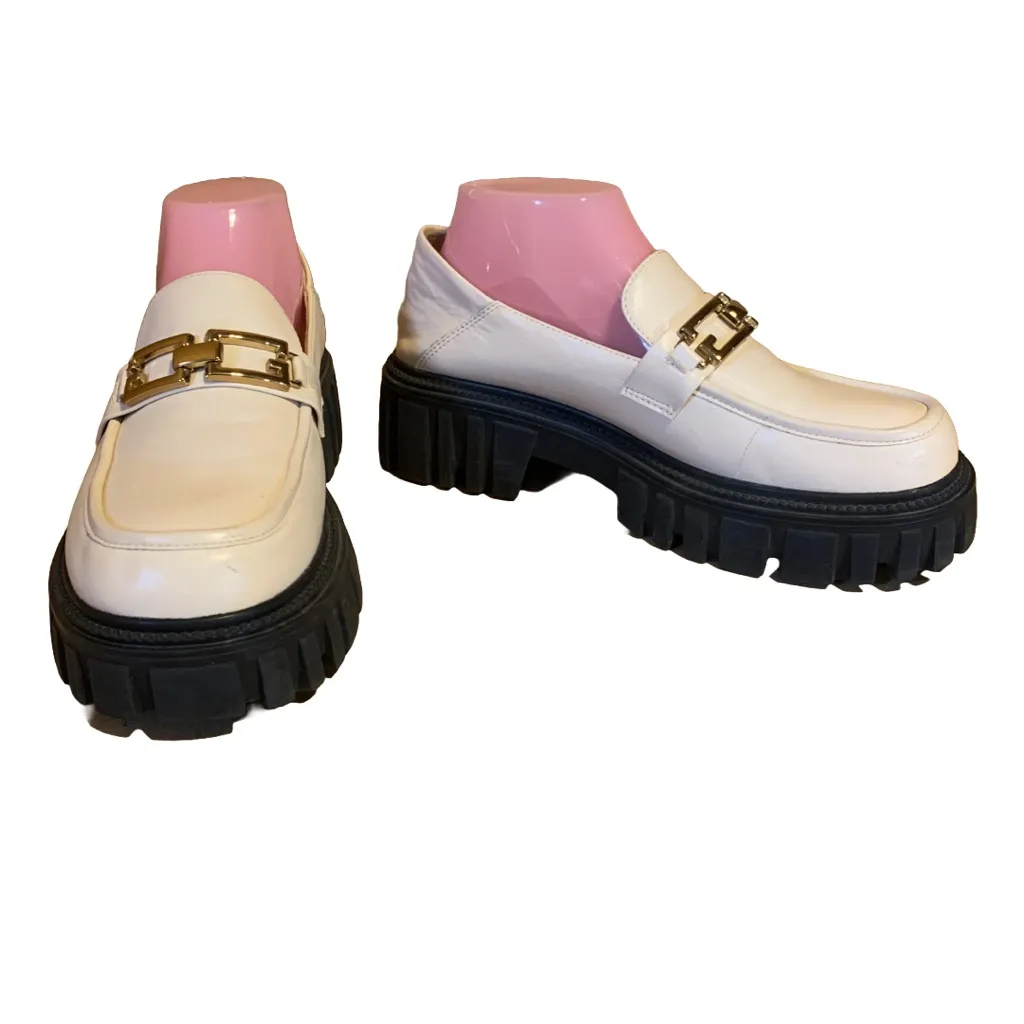 LATTELIER CREAM FAUX LEATHER CHUNKY LUG SOLE LOAFER W/GOLDTONE CHAIN (11/255) Black - Image 3