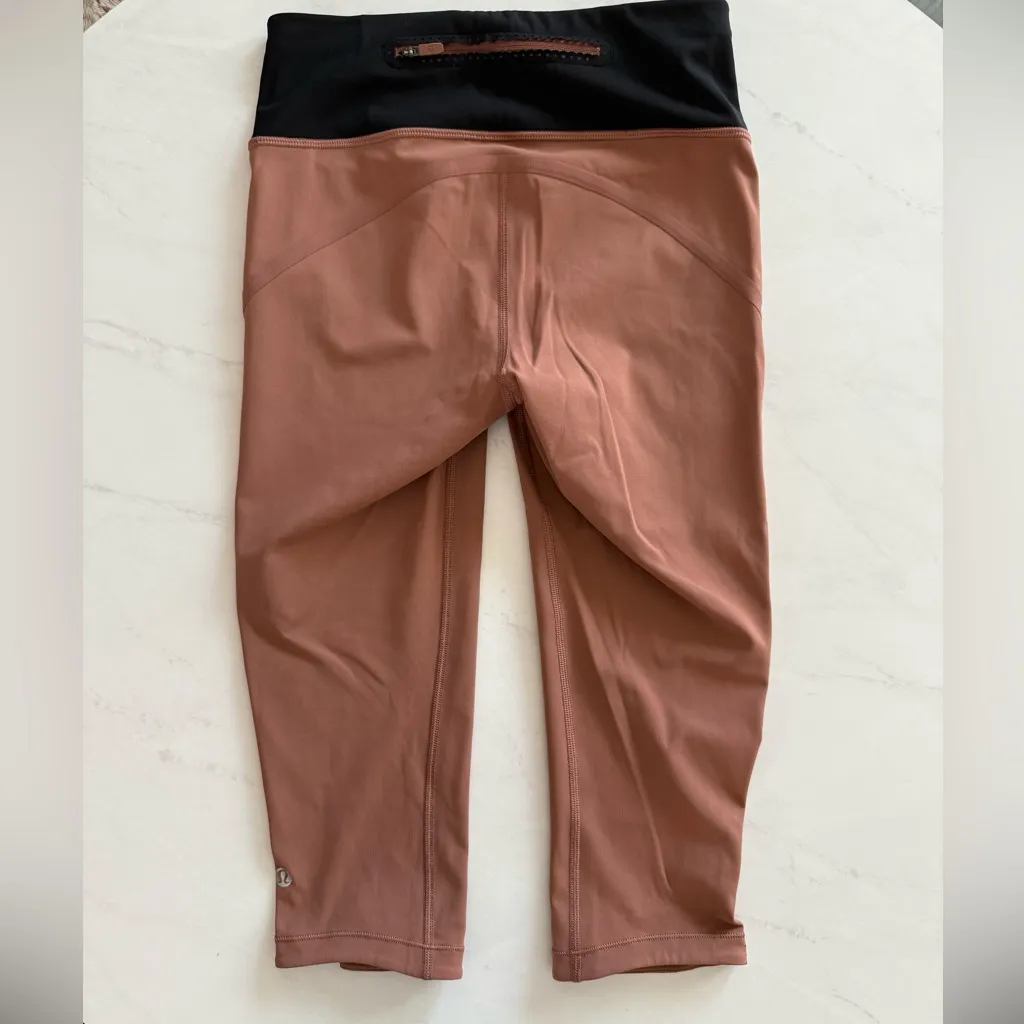 NWOT Lululemon Smooth Stride Crop - Image 4
