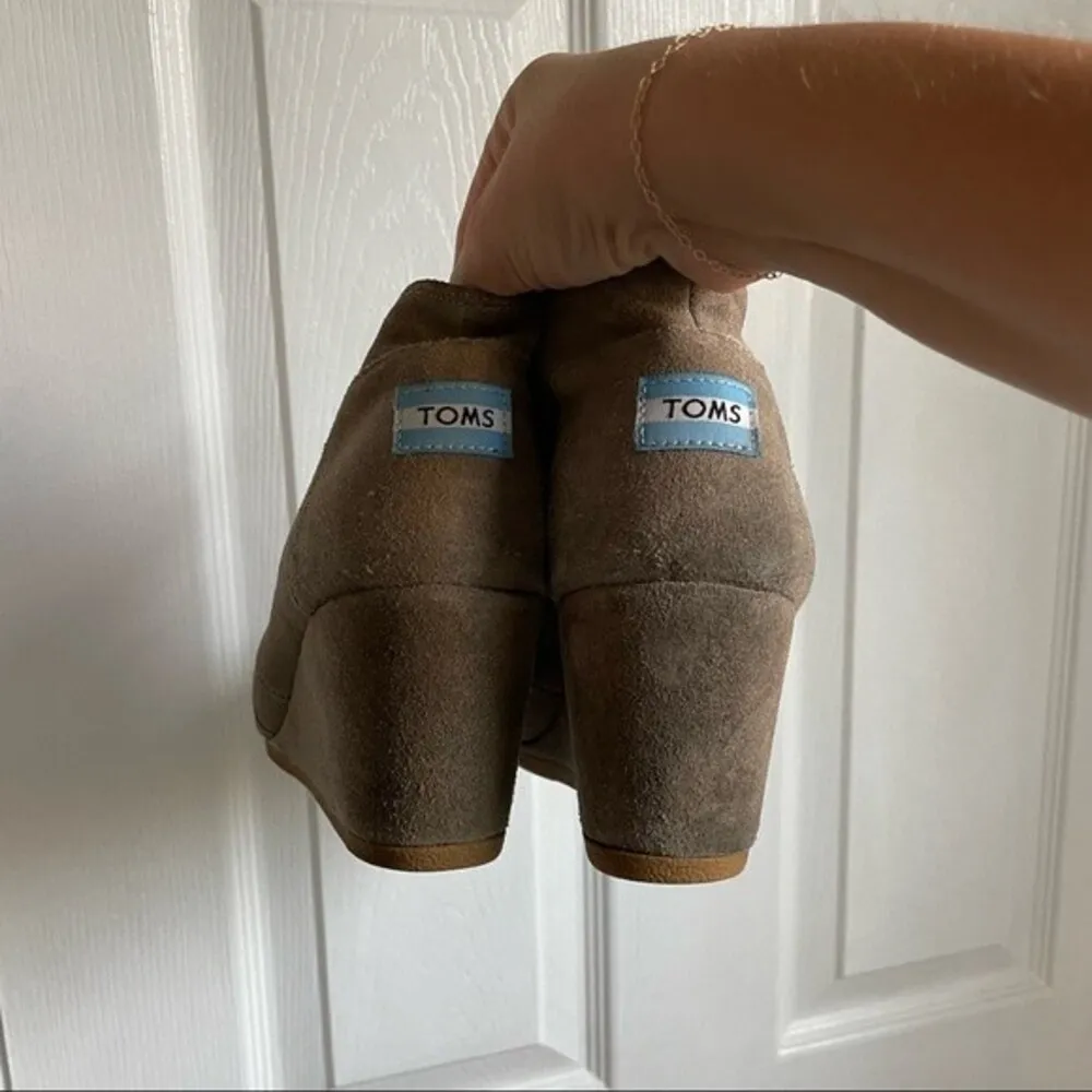 TOMS heeled suede booties boots shoes tan brown womens size 9.5 - Image 3