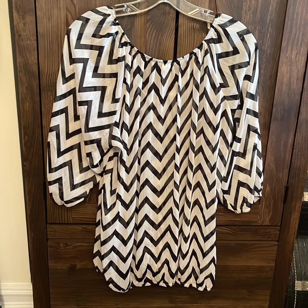 No Boundaries Chevron Black and White Top - Image 6