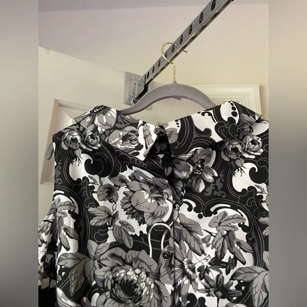 Talbots Black and White Floral Sleeveless Blouse - Image 2