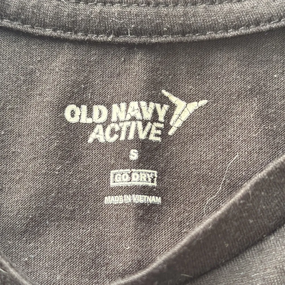 Set of 2 Old Navy activewear tank tops. Color- 1 white 1- black.Size- both small - Image 3