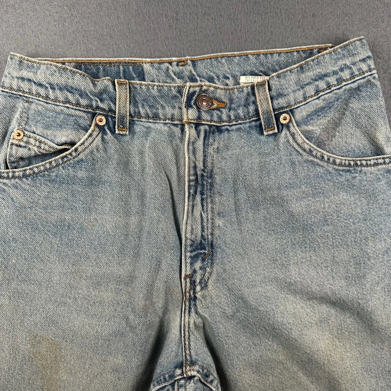 Vtg Levis 950 Relaxed Fit Tapered Leg Jeans Womens 11 JR Light Wash Stained - Image 5