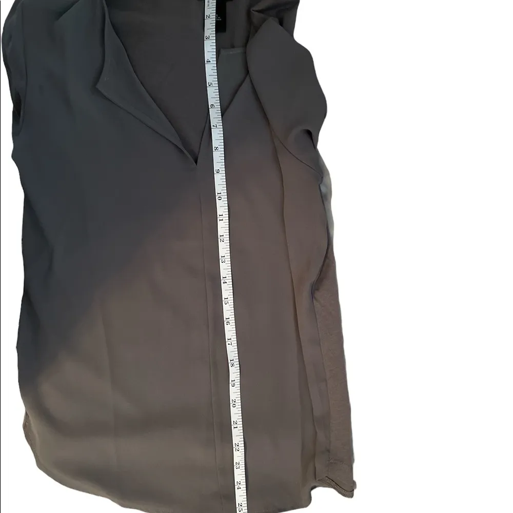 Ann Taylor Gray Long Sleeve V-Neck Pull On Silver Button Sleeve Blouse Size XS - Image 9