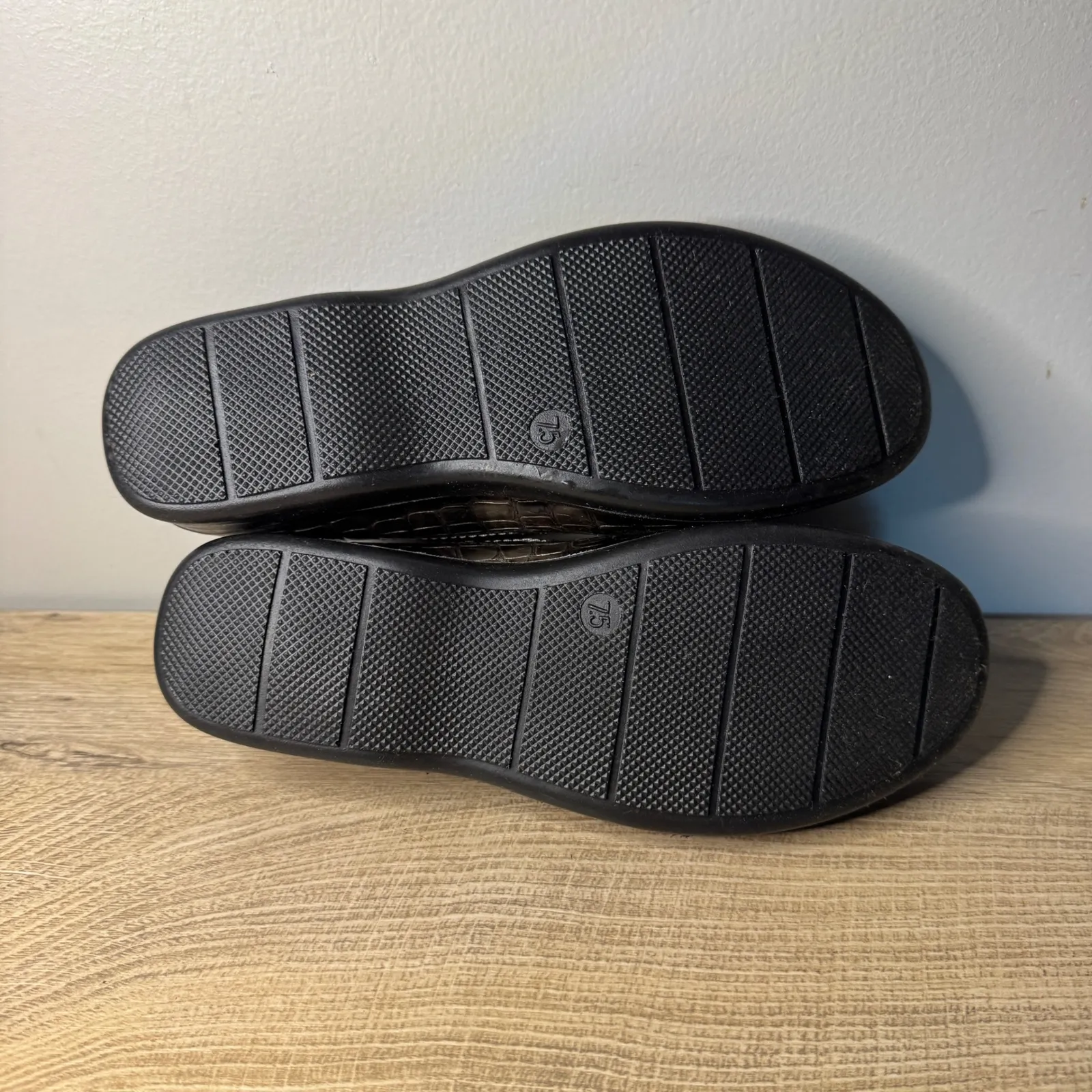 Easy Street‎ Bronze Croc Embossed Loafer Comfort Slip On Shoes Womens 7.5 Casual - Image 6